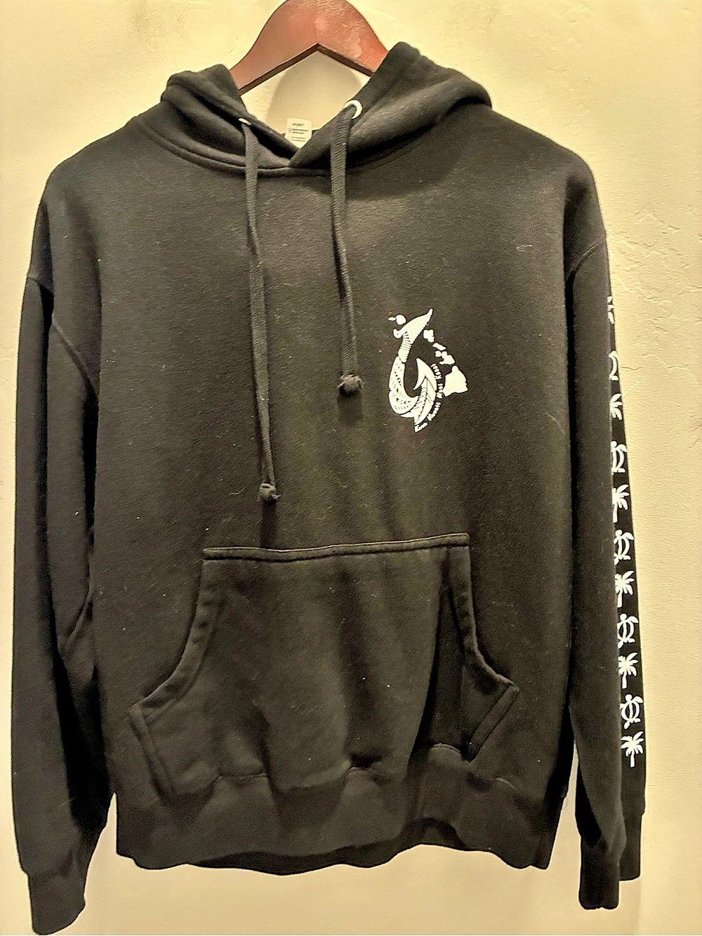 Hawaiian Islands Tribal Fishhook Black Pullover Hoodie - Size M